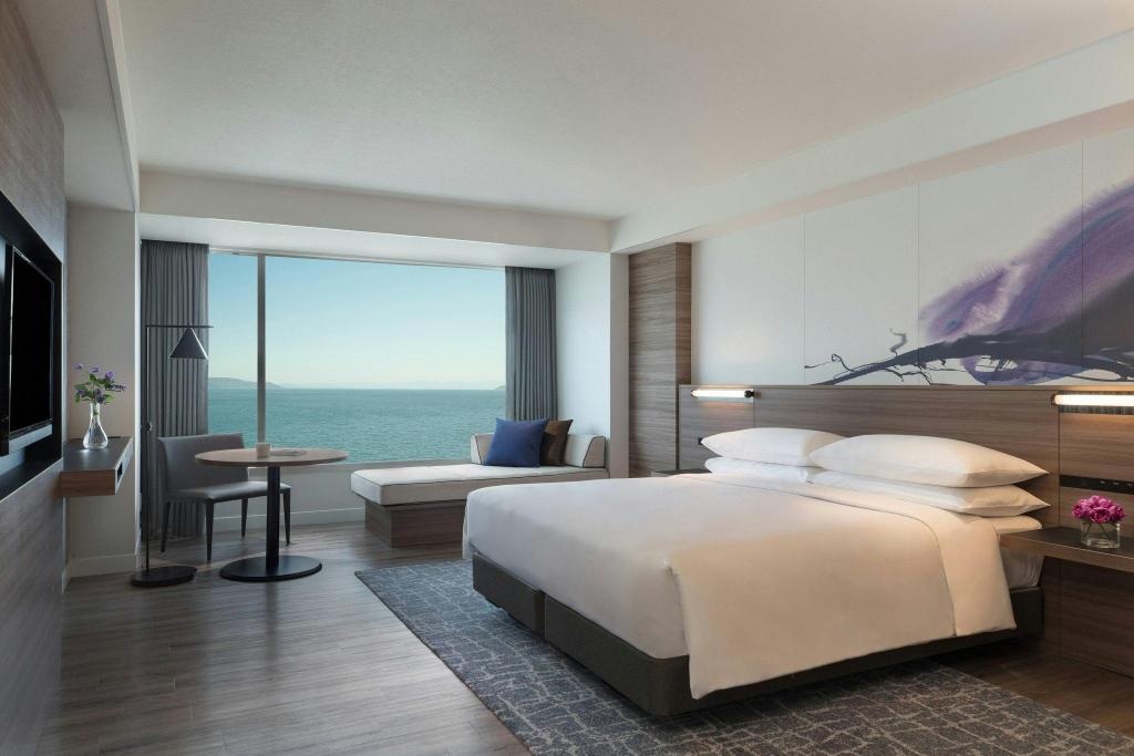 Guest Room, Premium, King Bed, Lake View, Sofa, Hot Spring Bath