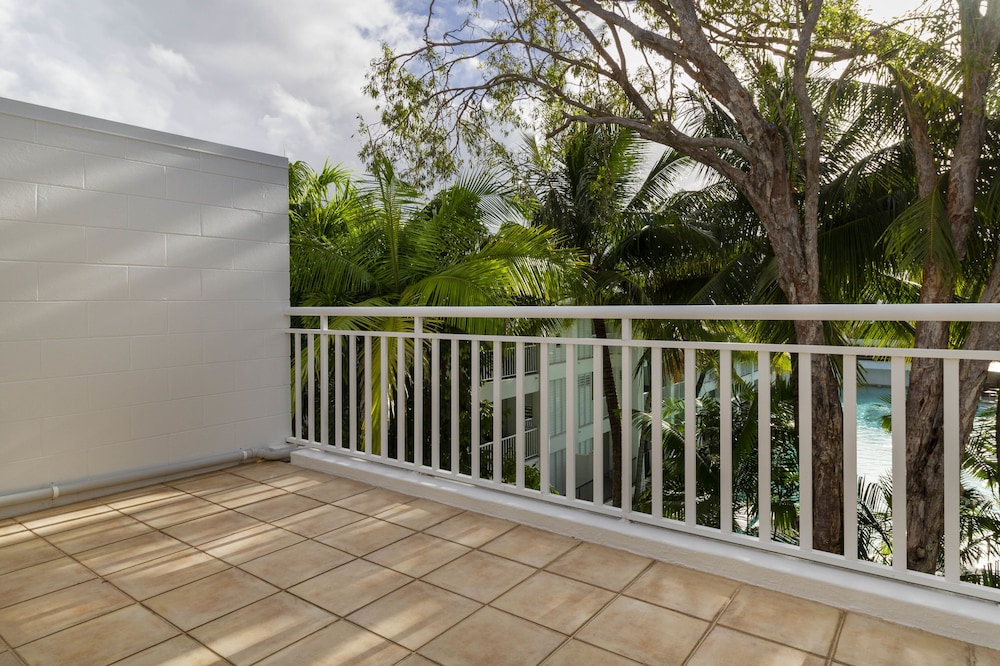 Apartments At the White House Port Douglas 6/65