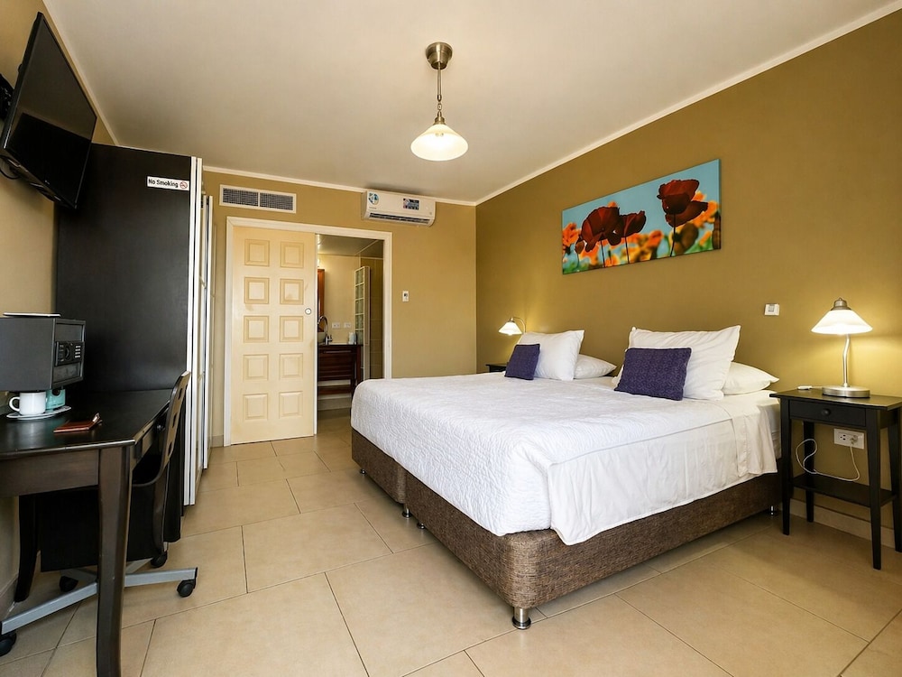 Eden Beach Resort 24/63