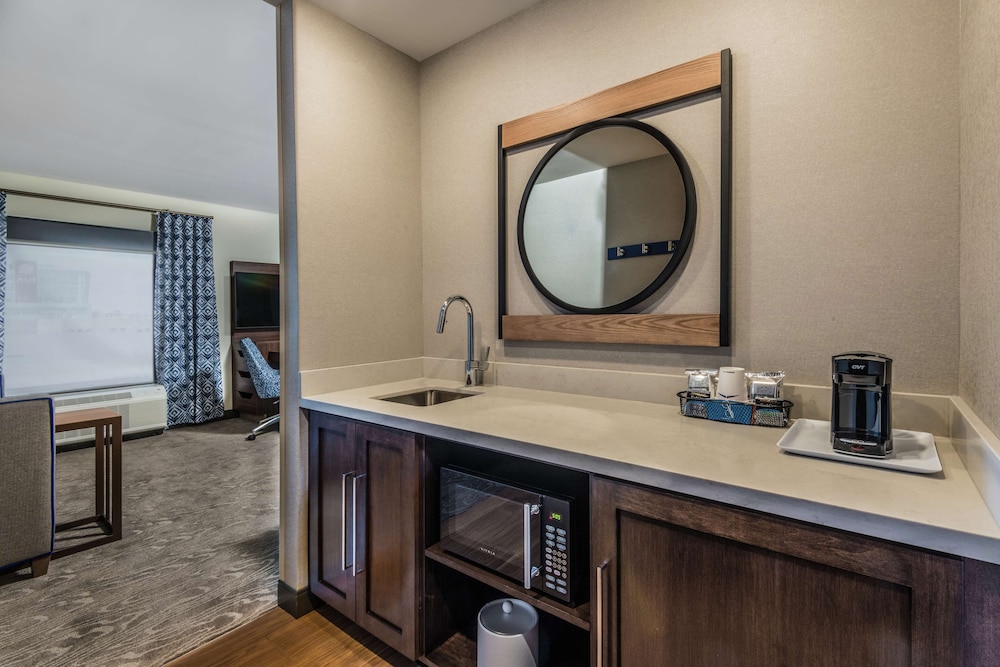 Hampton Inn and Suites Fort Wayne Downtown 45/53