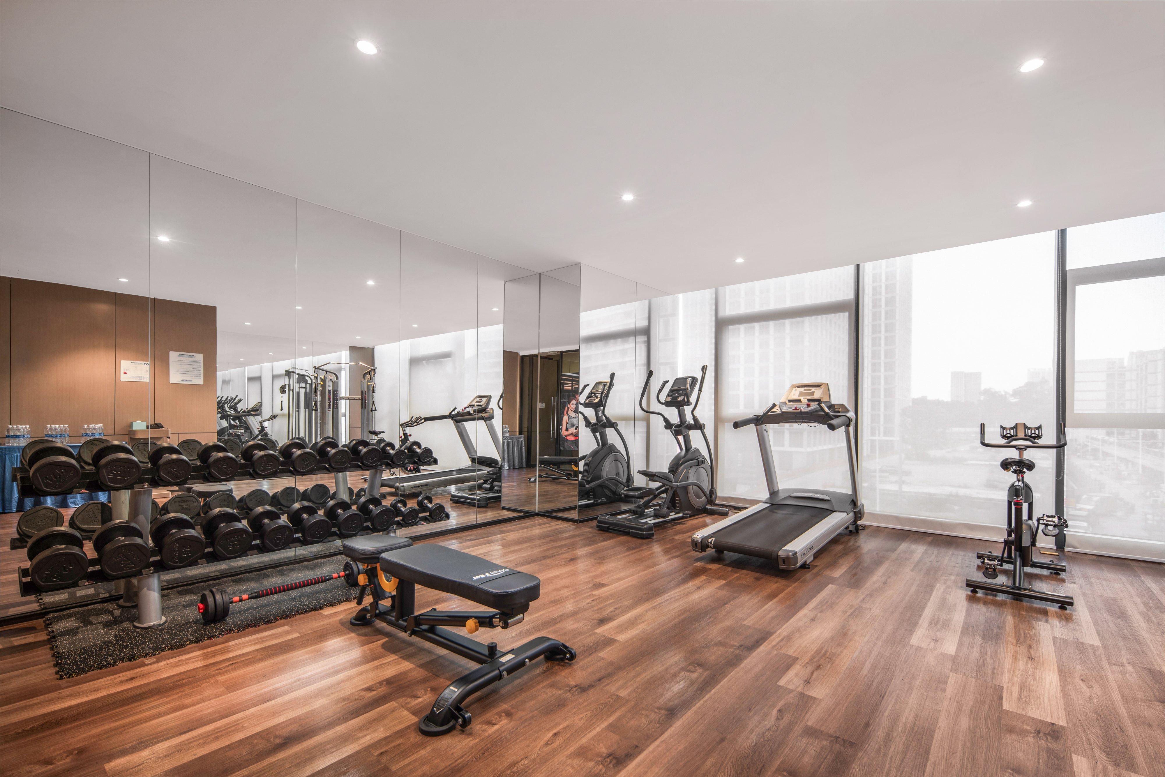 Holiday Inn Express Shenzhen Longhua 45/77