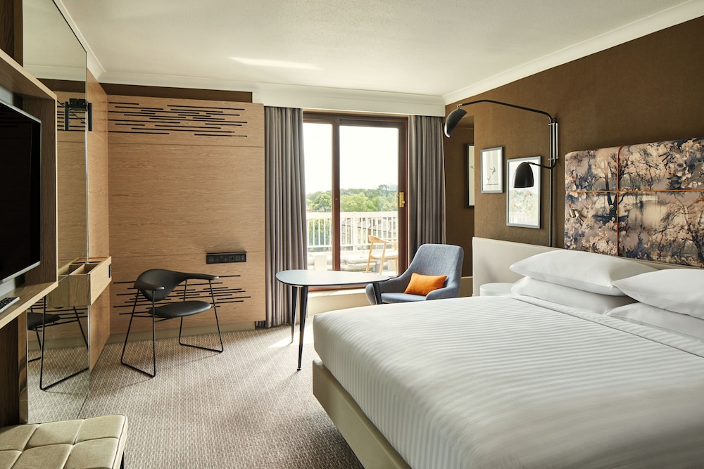 DELUXE, KING BED, BALCONY