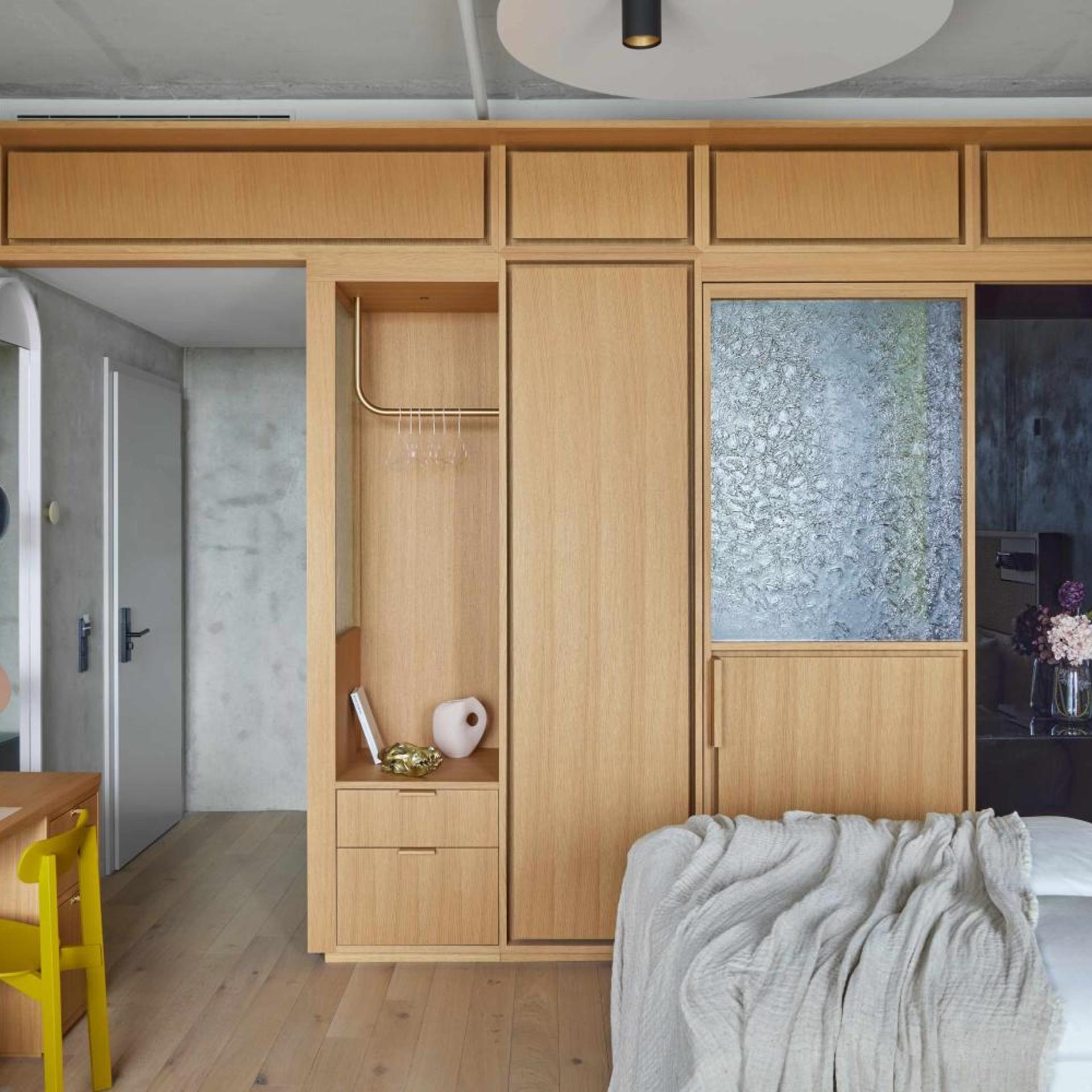 Studio, King Bed, Locke At East Side Gallery 2/2