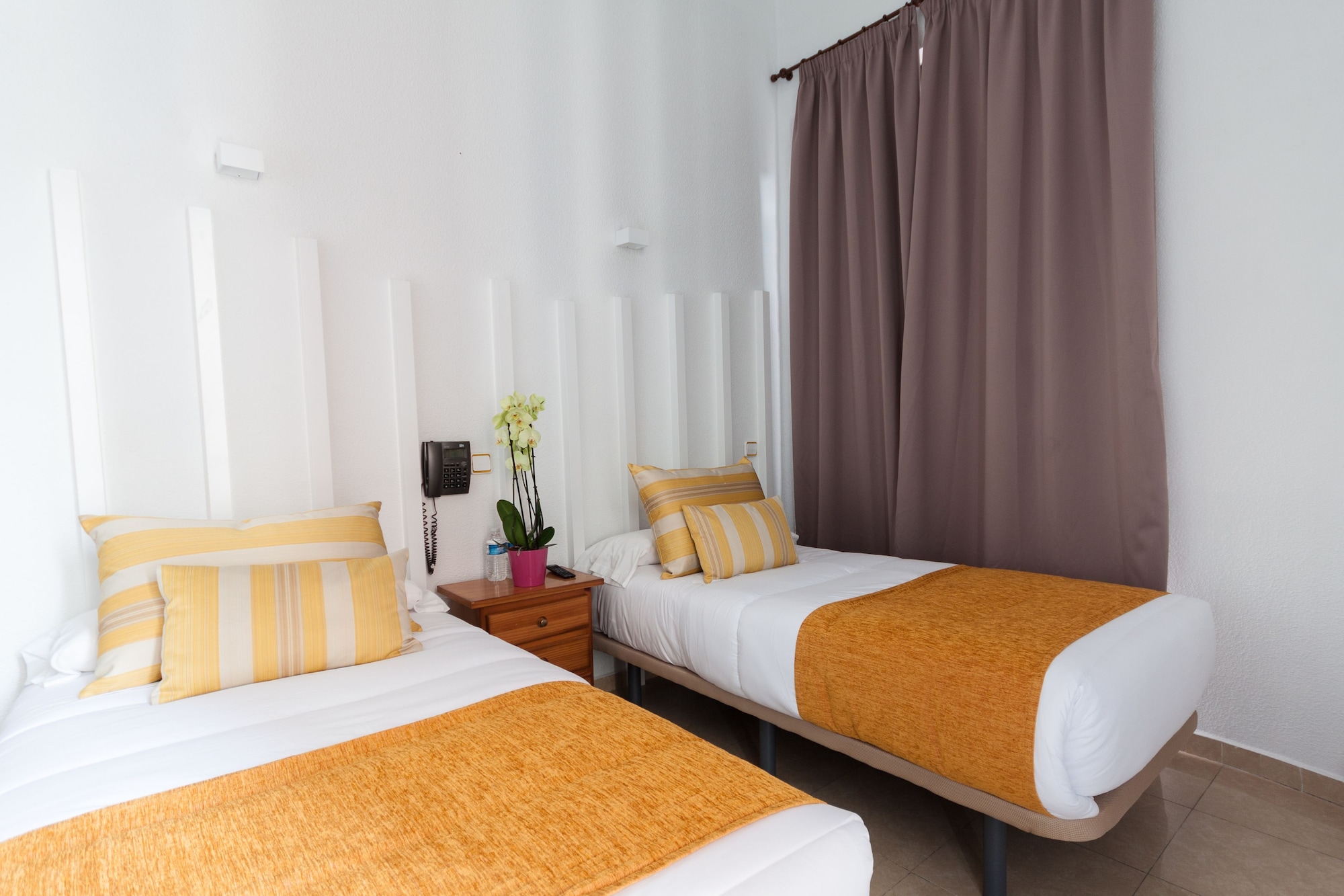 ROOM, TWIN BEDS, CITY VIEW