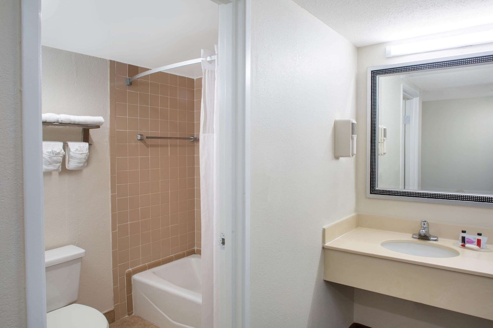 Days Inn Suites Tallahassee Conference Center I 10 Hotel 18/57