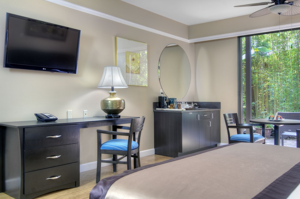 Dinah's Garden Hotel 48/60