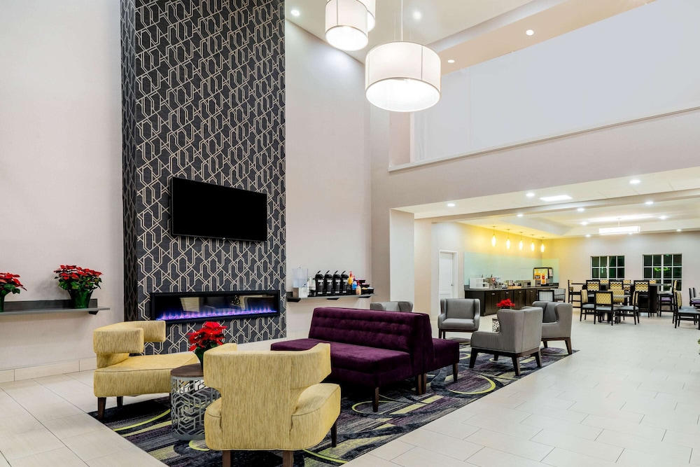 La Quinta Inn & Suites by Wyndham DFW Airport West - Bedford 34/41