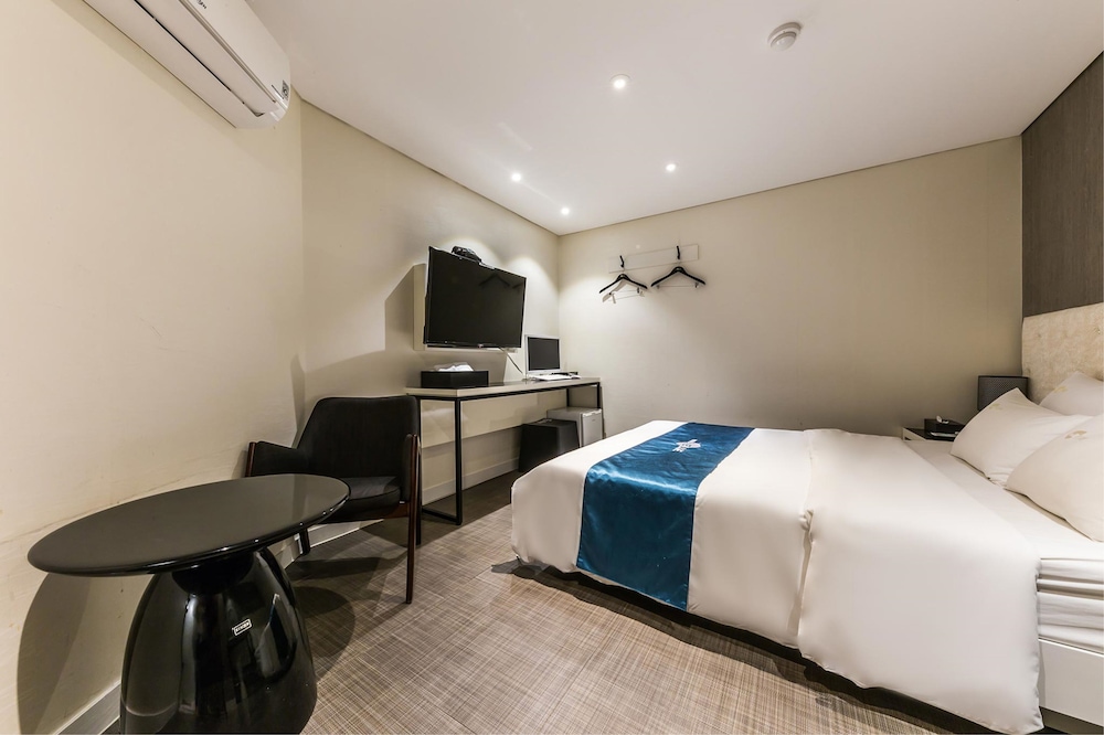 Hotel The Blue Cheonho 12/21