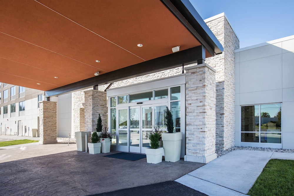 Holiday Inn Express & Suites Ludington 5/46