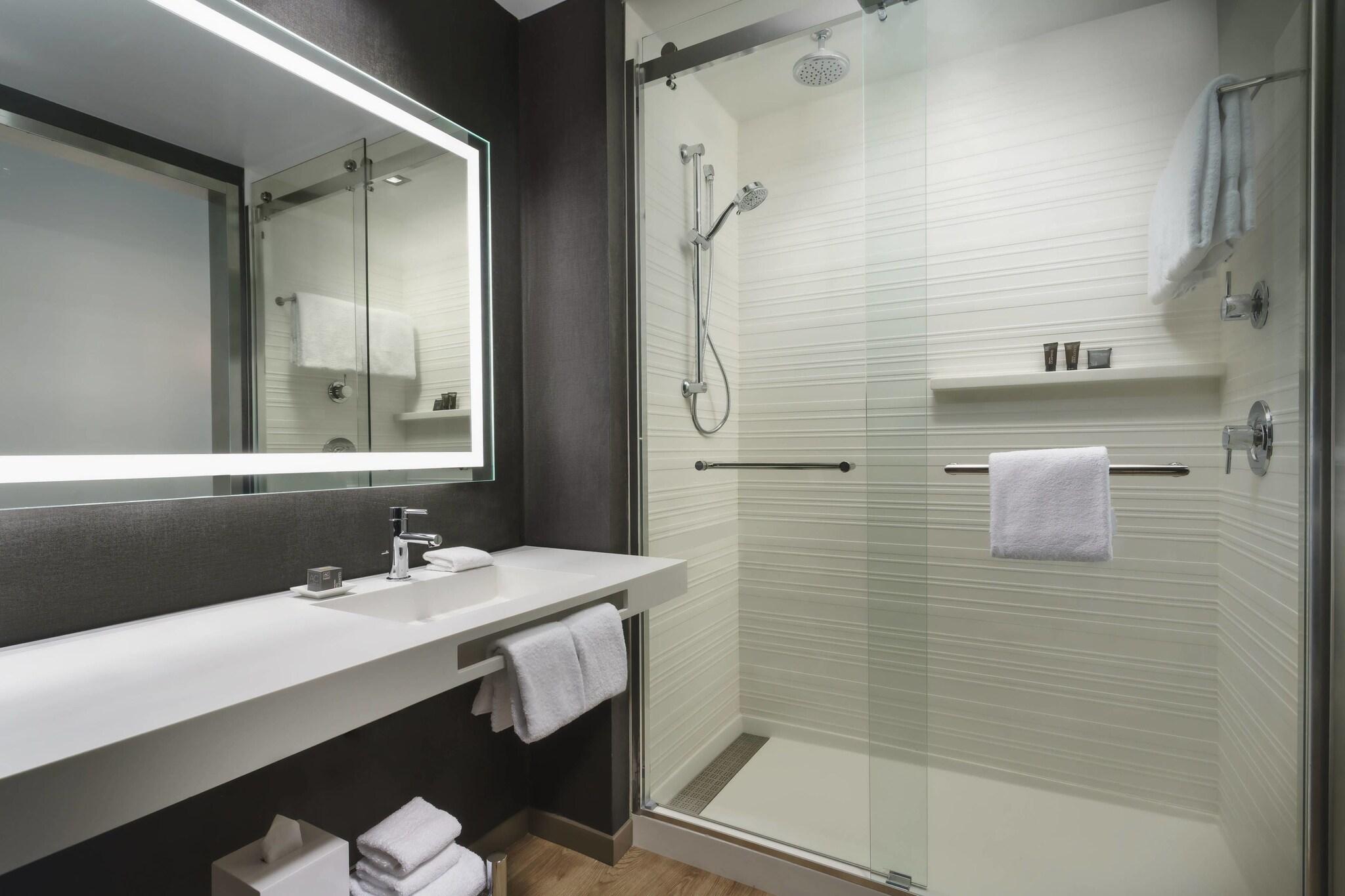 غرفة بسرير مزدوج لذوي الإعاقة، AC Hotel by Marriott Chapel Hill Downtown 6/7
