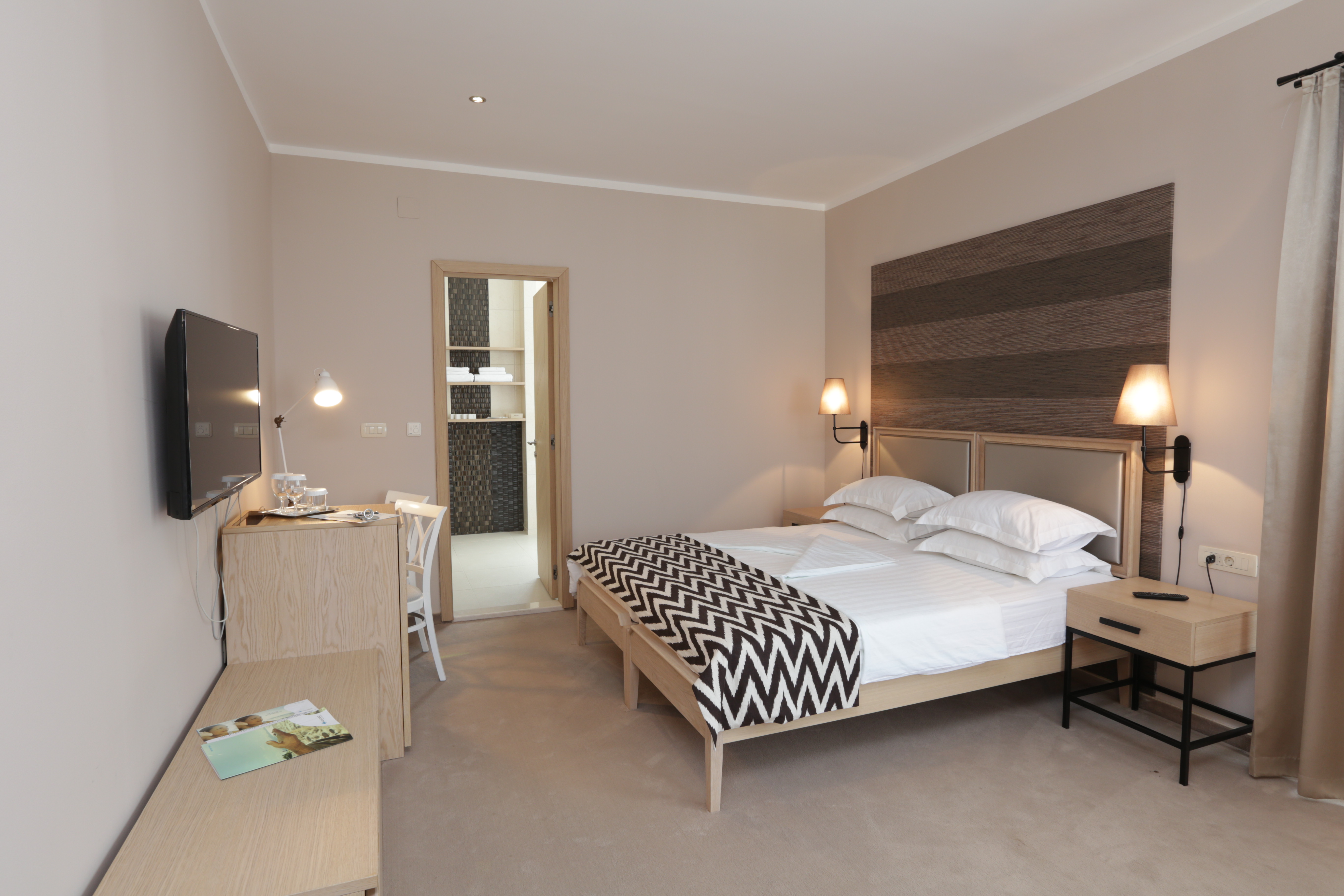 Tara Hotel 27/81