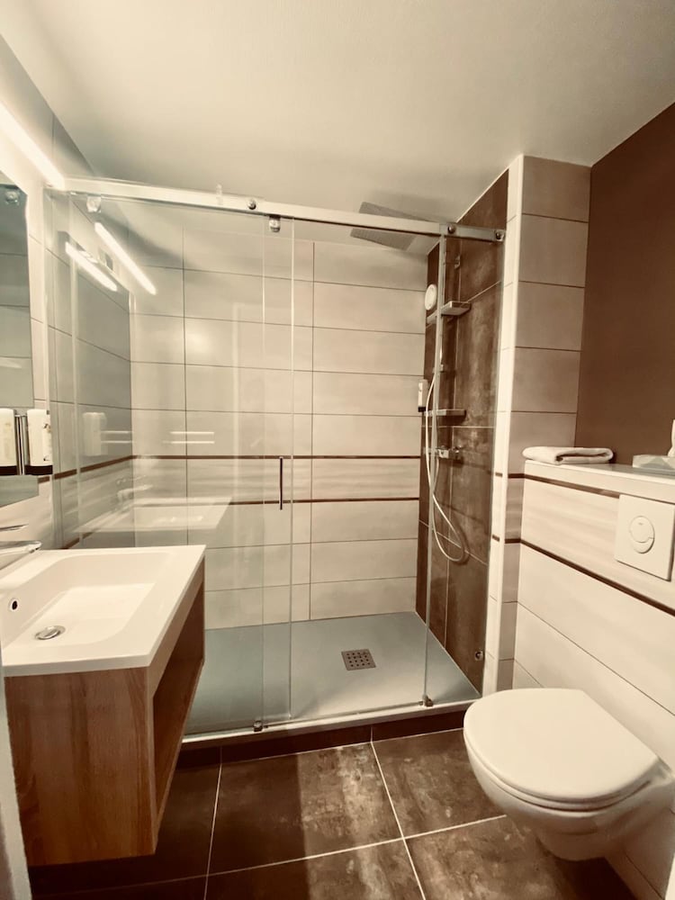 HOSTELLERIE LA CHAUMIERE 27/32