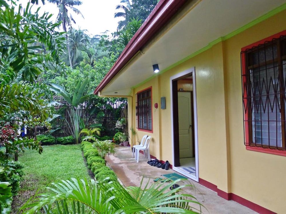 Amos Digue Pension House 1/33