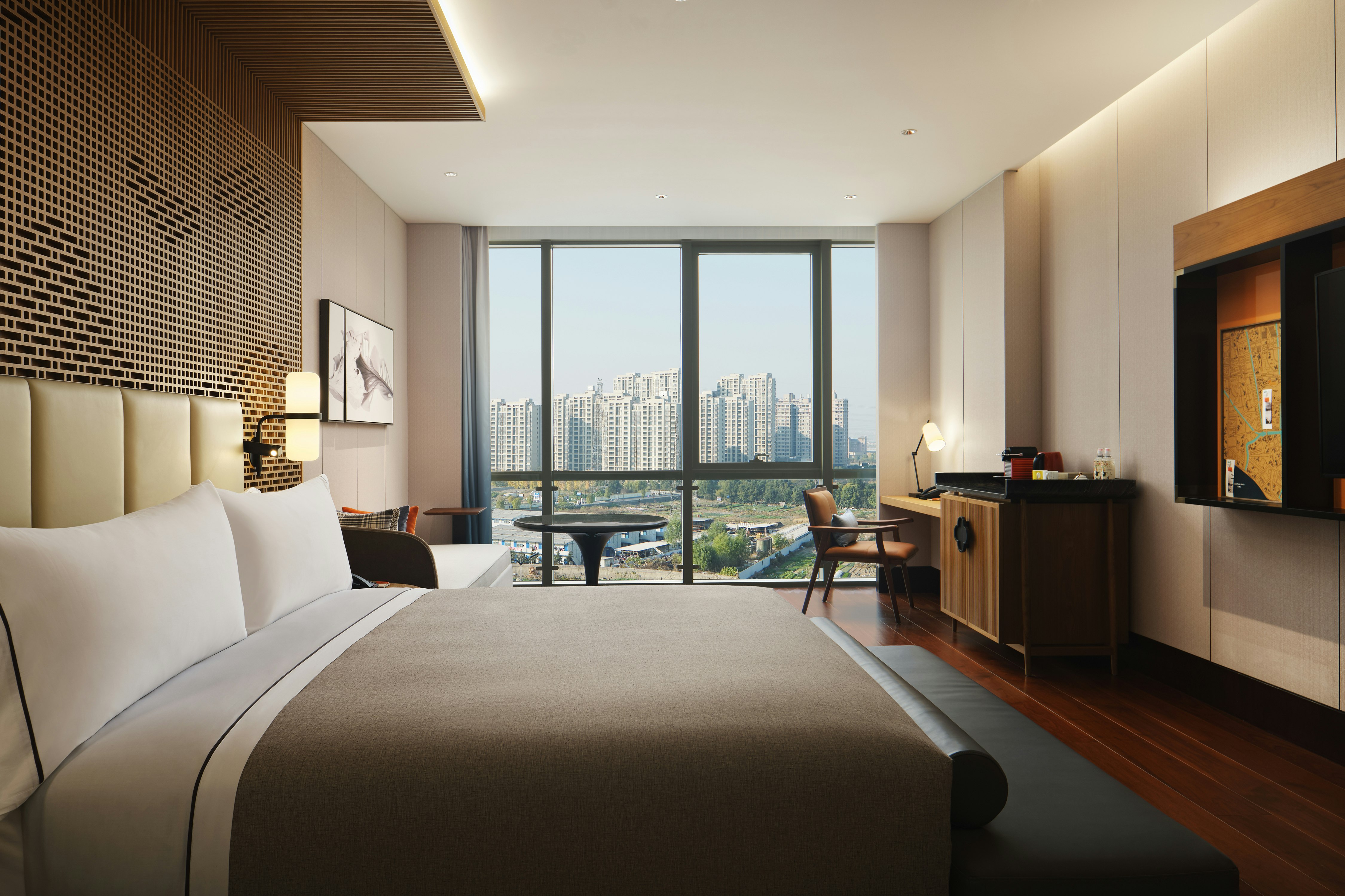 GUEST ROOM, KING BED