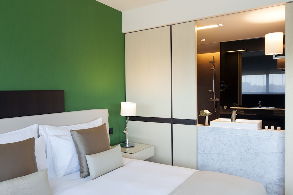 Crowne Plaza Geneva 11/82
