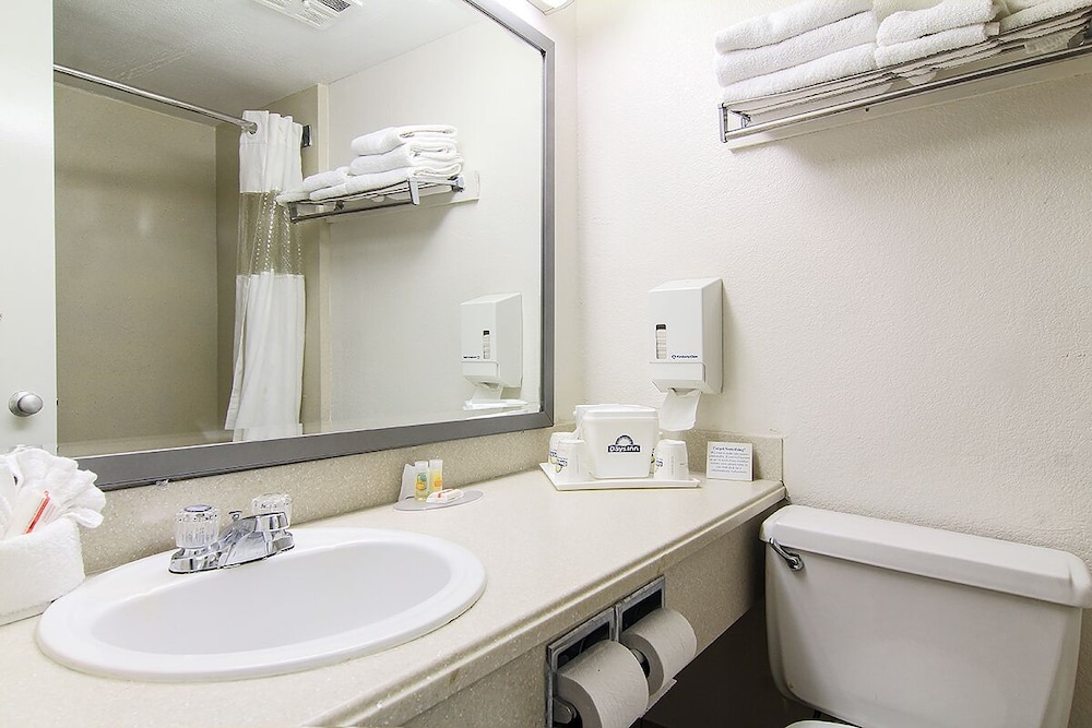 Days Inn by Wyndham Market Center Dallas Love Field 8/27