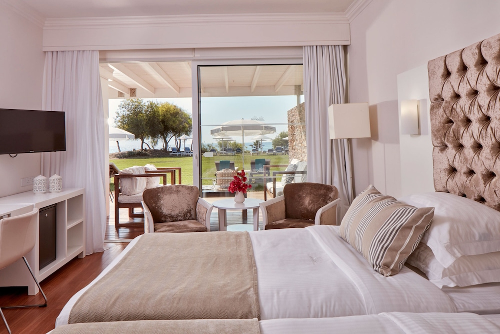 Grecian Bay Hotel 29/75