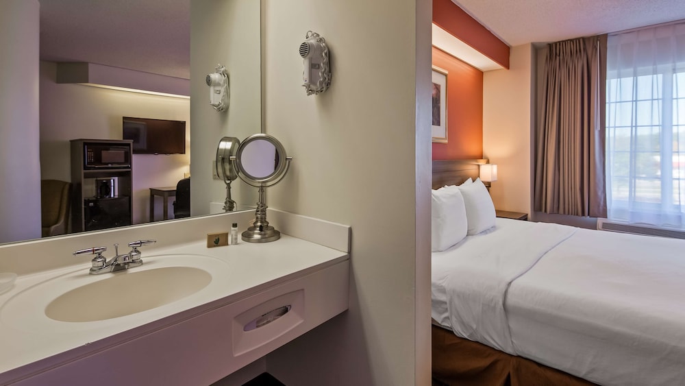 Charlevoix Inn Suites, SureStay Collection by Best Western 12/45