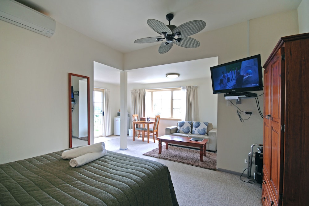 Riverview Boutique Motel 40/48