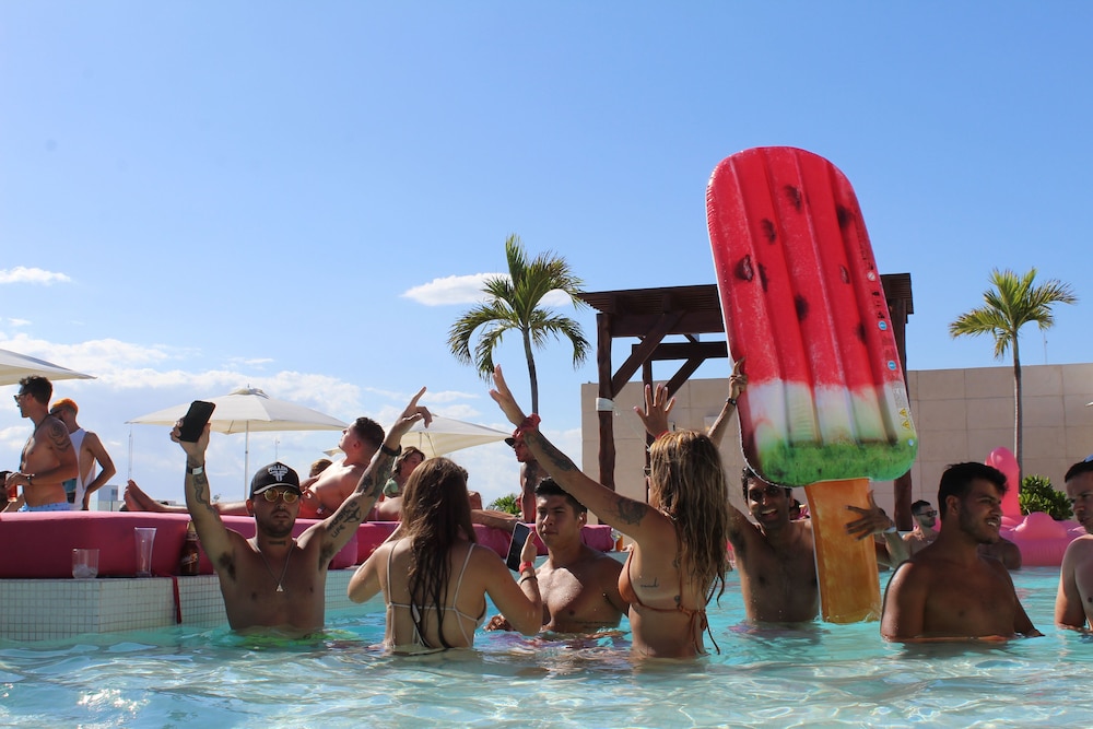 The Palm at Playa 60/77
