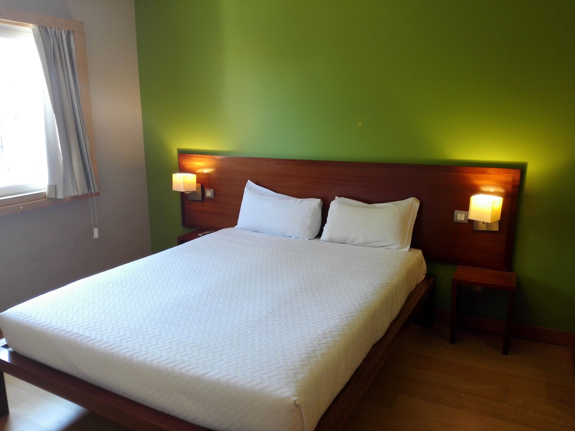 ROOM, SINGLE