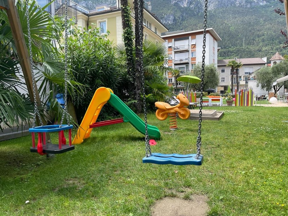 Holiday Iv Gardan 22/50