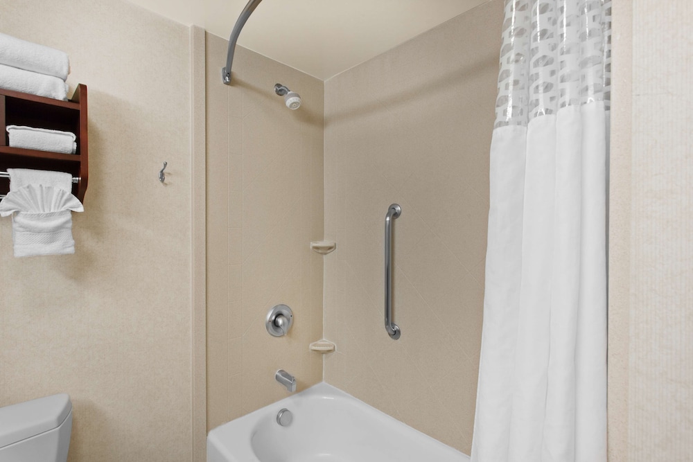 Hampton Inn Suites Oakland Airport 17/63