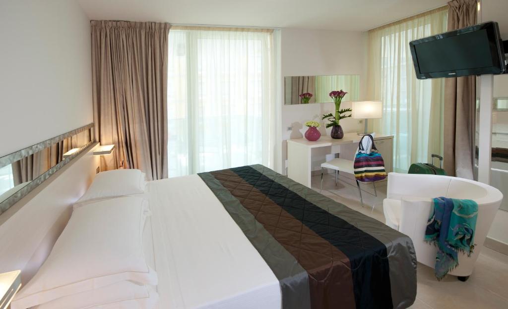 Classic, Double Bed, Side Sea View, Terrace، MERCURE RIMINI ARTIS 4/8