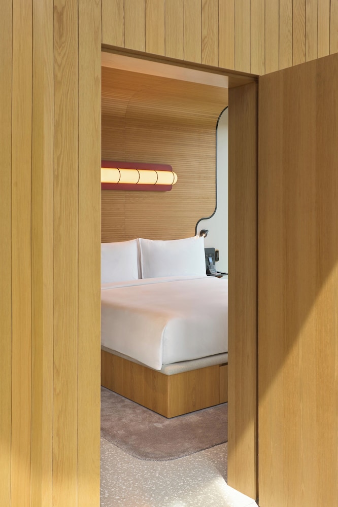 1 BEDROOM, SUITE, POOL VIEW