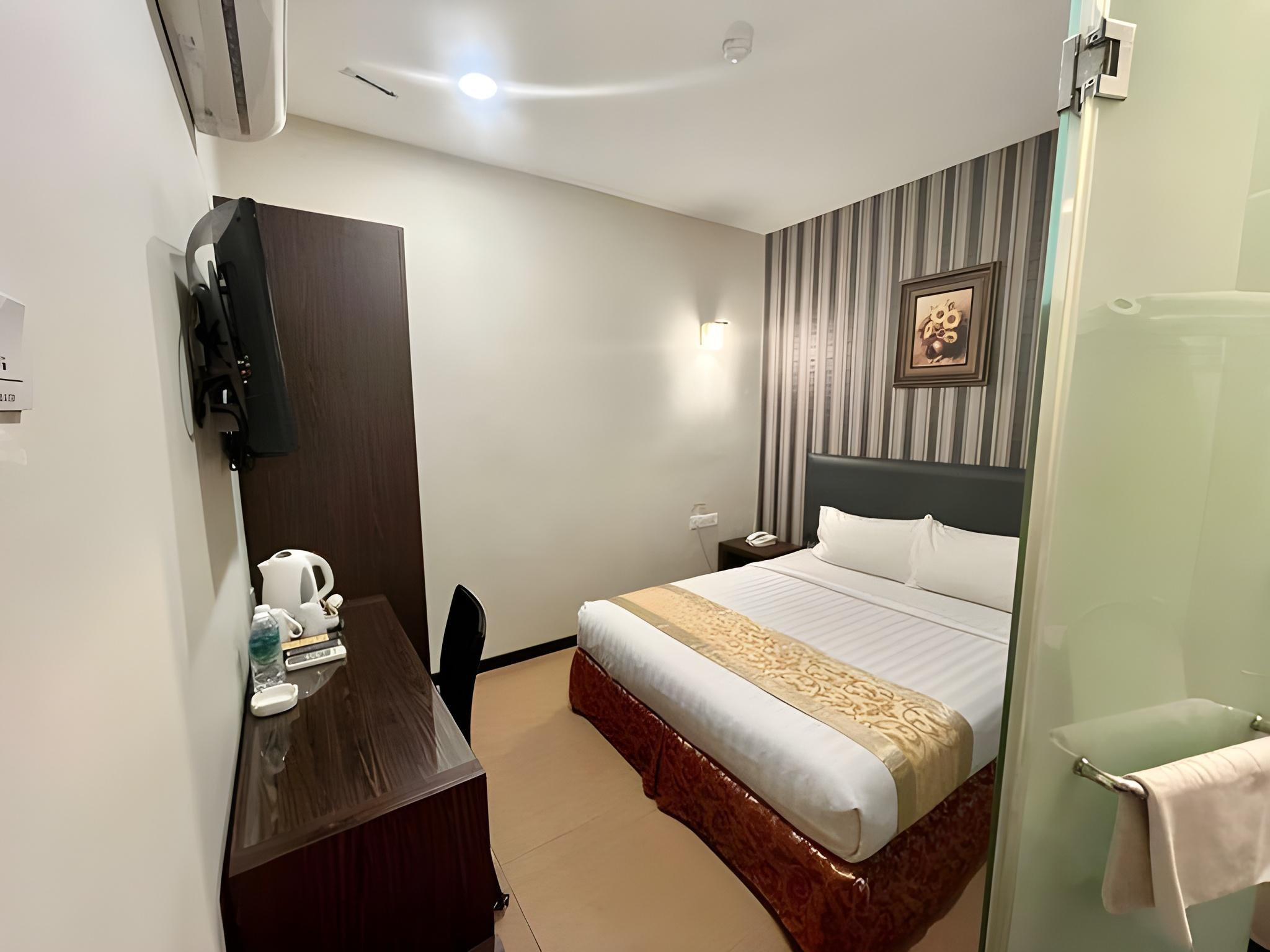 Superior, Queen Bed, No Window