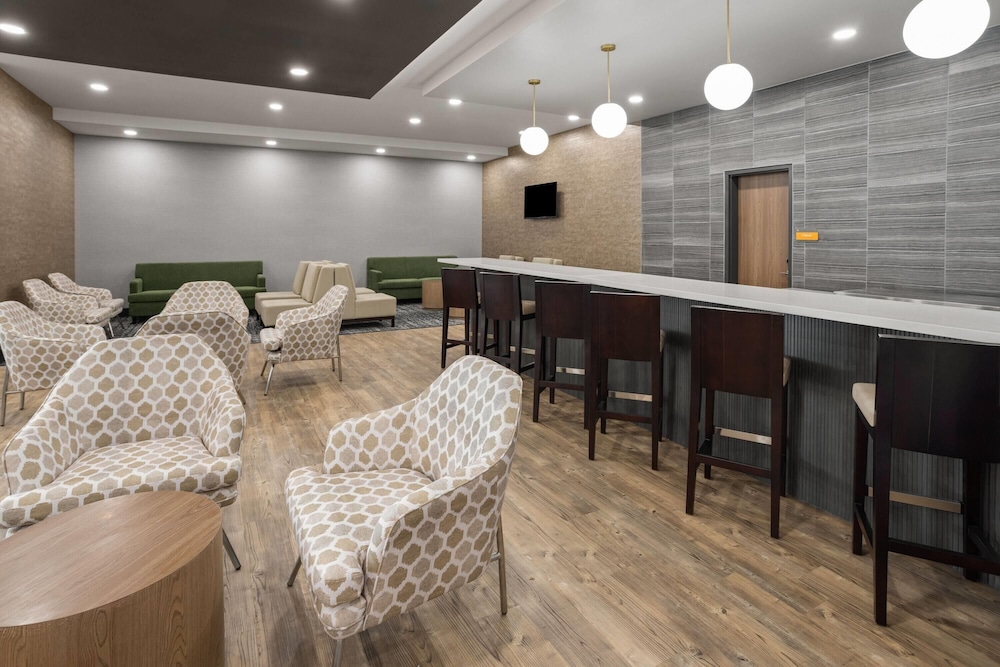 La Quinta Inn & Suites by Wyndham Phoenix near State Farm St 32/48