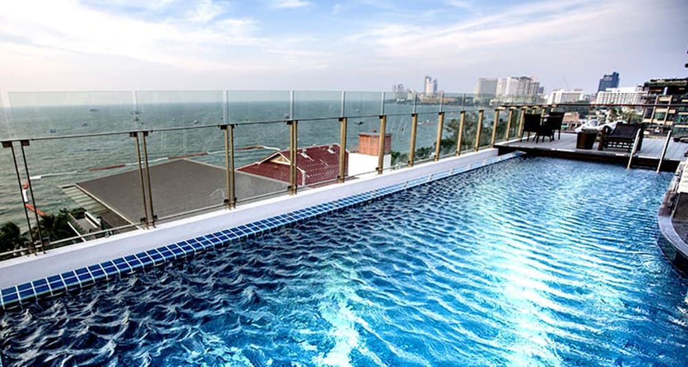 Serenotel Pattaya Beach Front 42/50