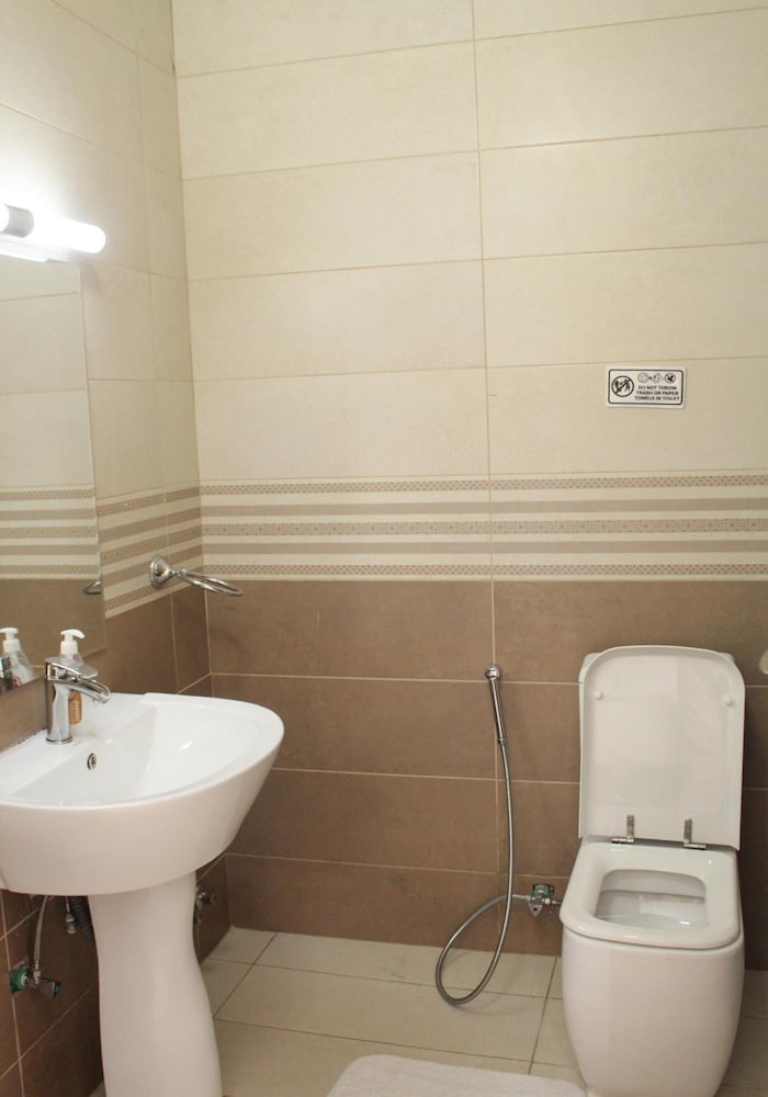 Murex Plaza Hotel and Suites 32/33