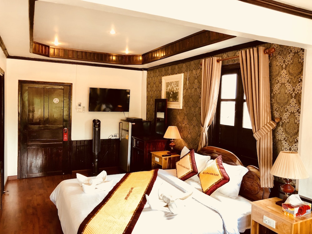 Merry Riverside Hotel 9/70