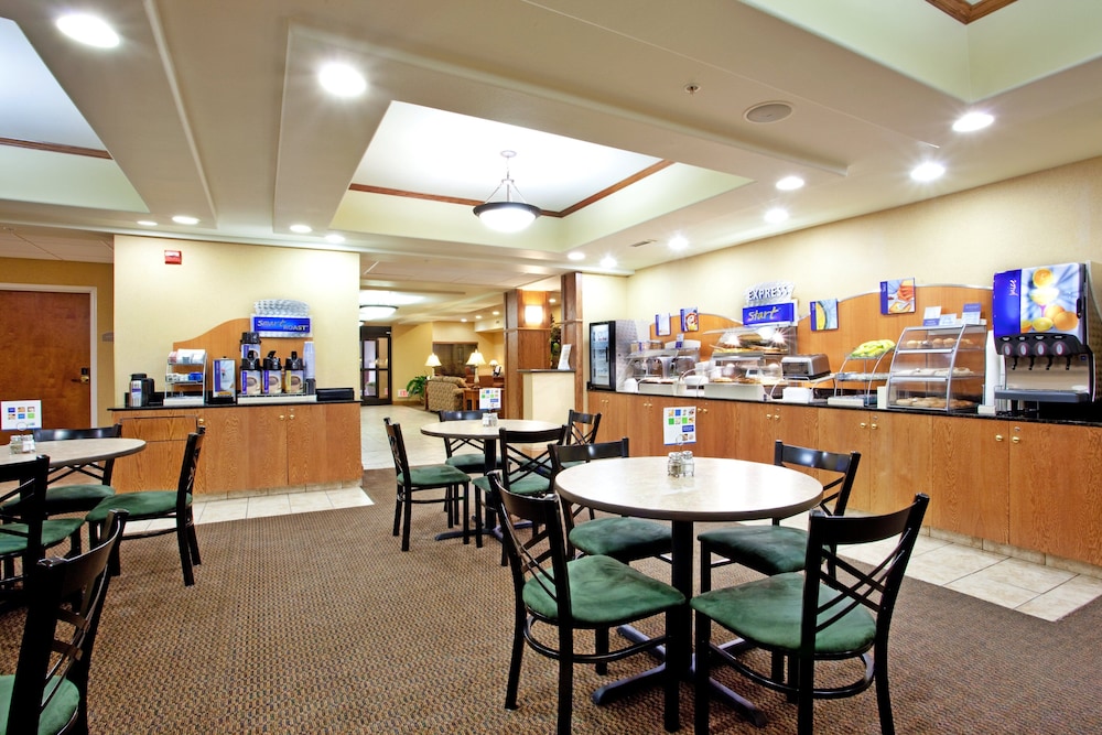 Holiday Inn Express & Suites Claypool Hill (Richlands Area) 51/63