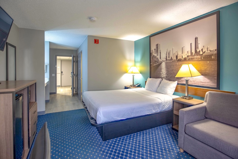 Room, Queen Bed, Accessible, Super 8 By Wyndham Rockford 3/6