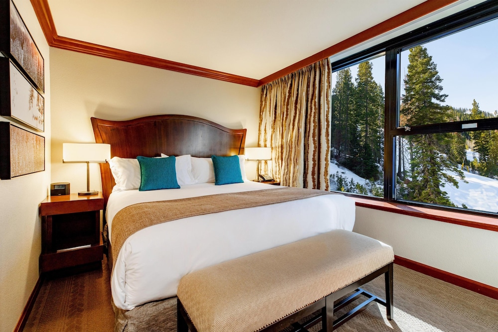 2 Bedrooms, Deluxe, Suite, 1 King and 2 Queen Beds, Valley View, Sofa