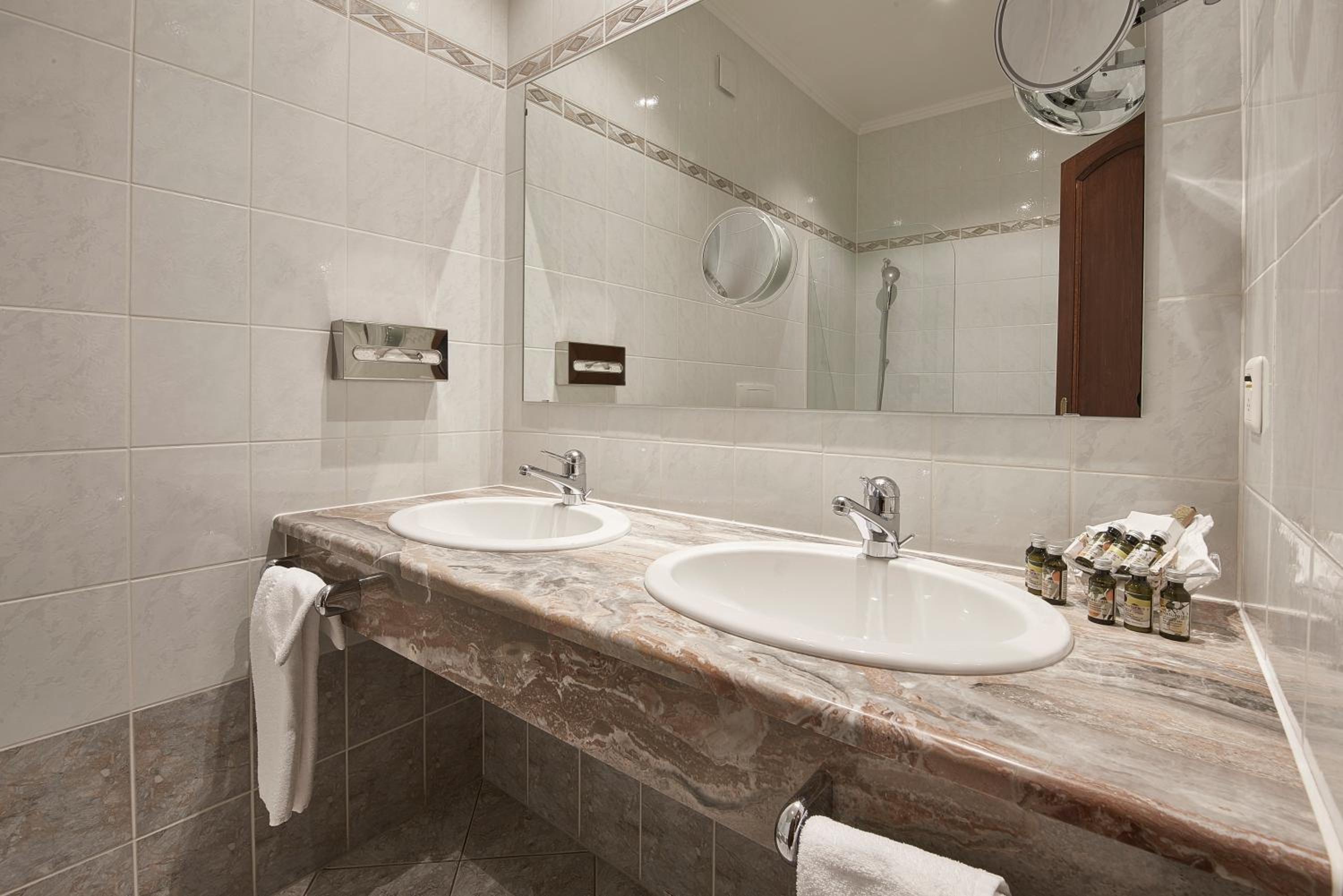 غرفة ثلاثية، Hotel d Alleves 3/4