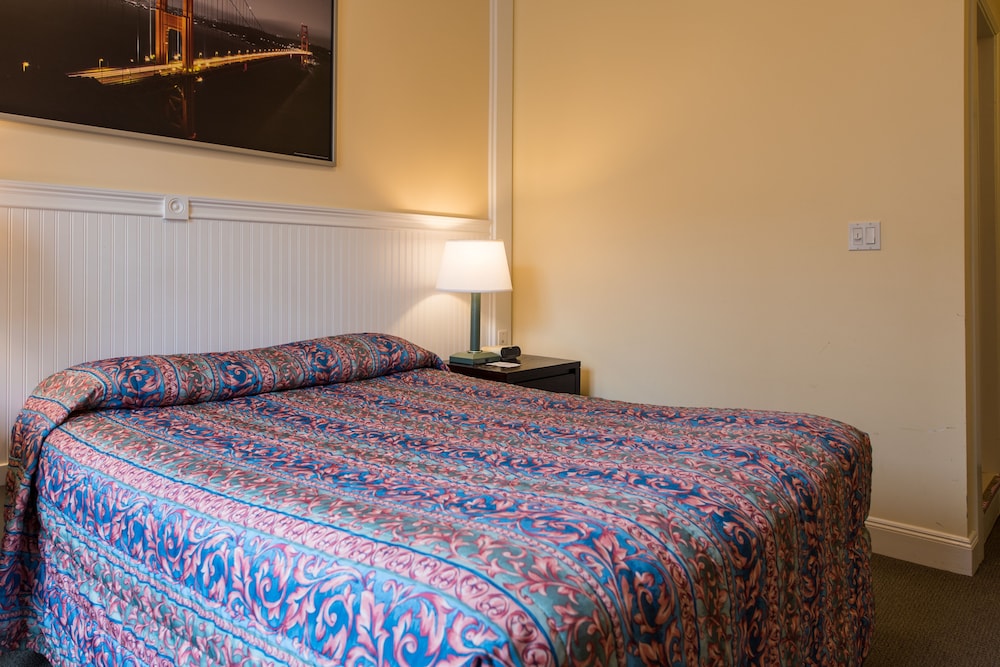ROOM, QUEEN BED