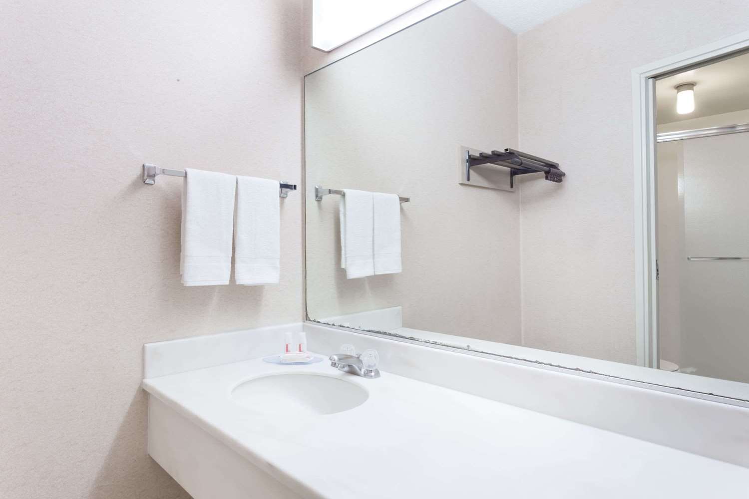 Travelodge by Wyndham San Francisco Airport North 8/12
