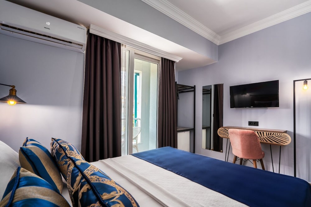 M.C.A. Marquis Hotel 25/57