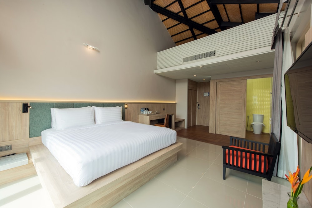 DELUXE PARTIAL SEA VIEW