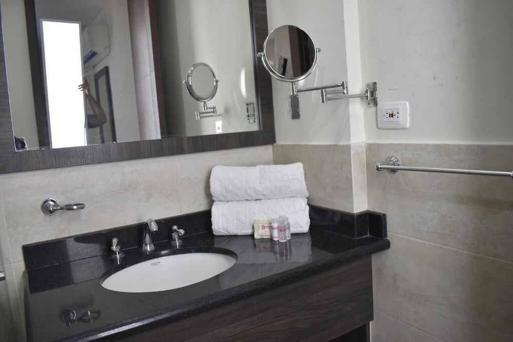 Ramada Cucuta 25/28