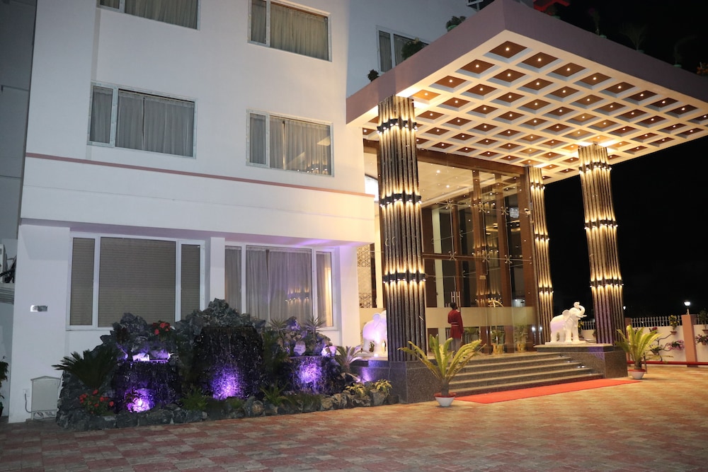 Dhamma Grand Hotel Resort 30/31