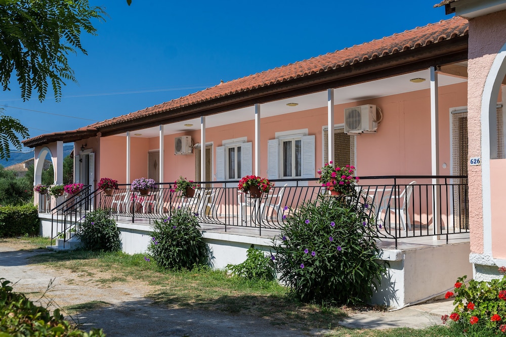 Roussas Studios and Apartments 2/41