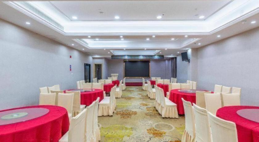 Kyriad Hotel (Yiyang Xiufeng Park) 36/39