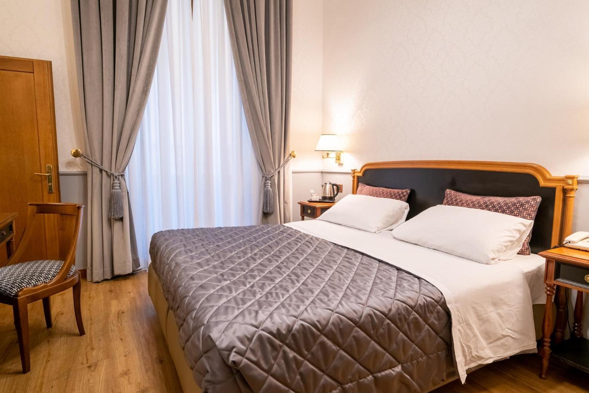 Standard, Queen Bed