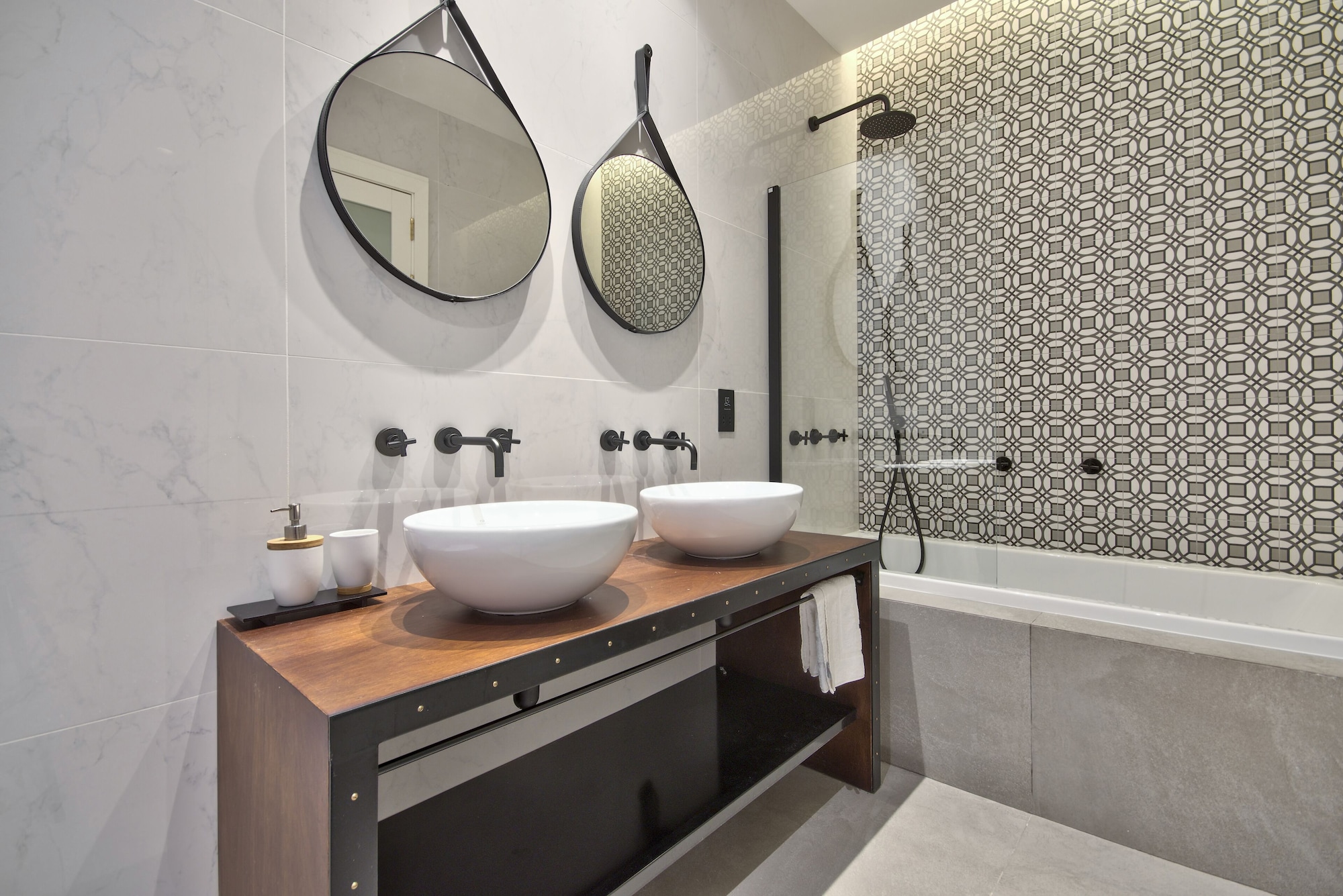 DUPLEX, DELUXE, SUITE, QUEEN BED, BATHTUB
