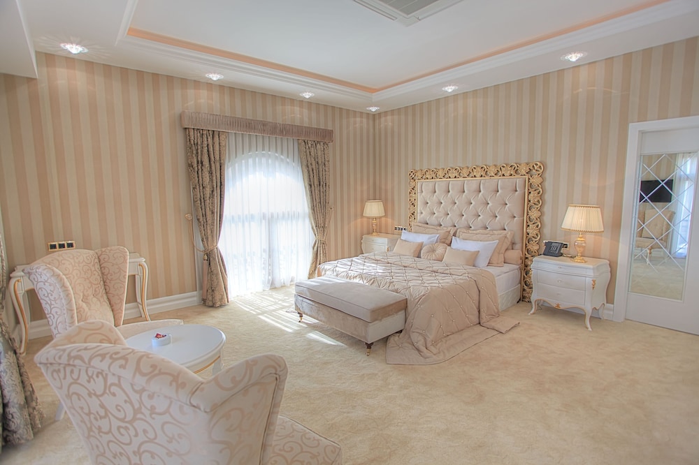 The Lake Palace Hotel Baku 24/50