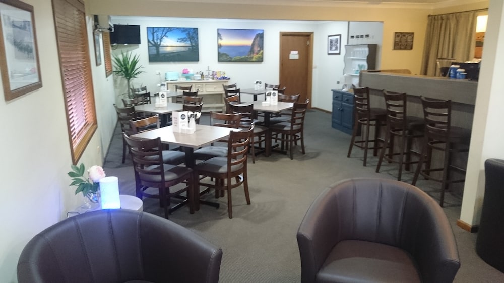 ADELONG MOTEL 26/29